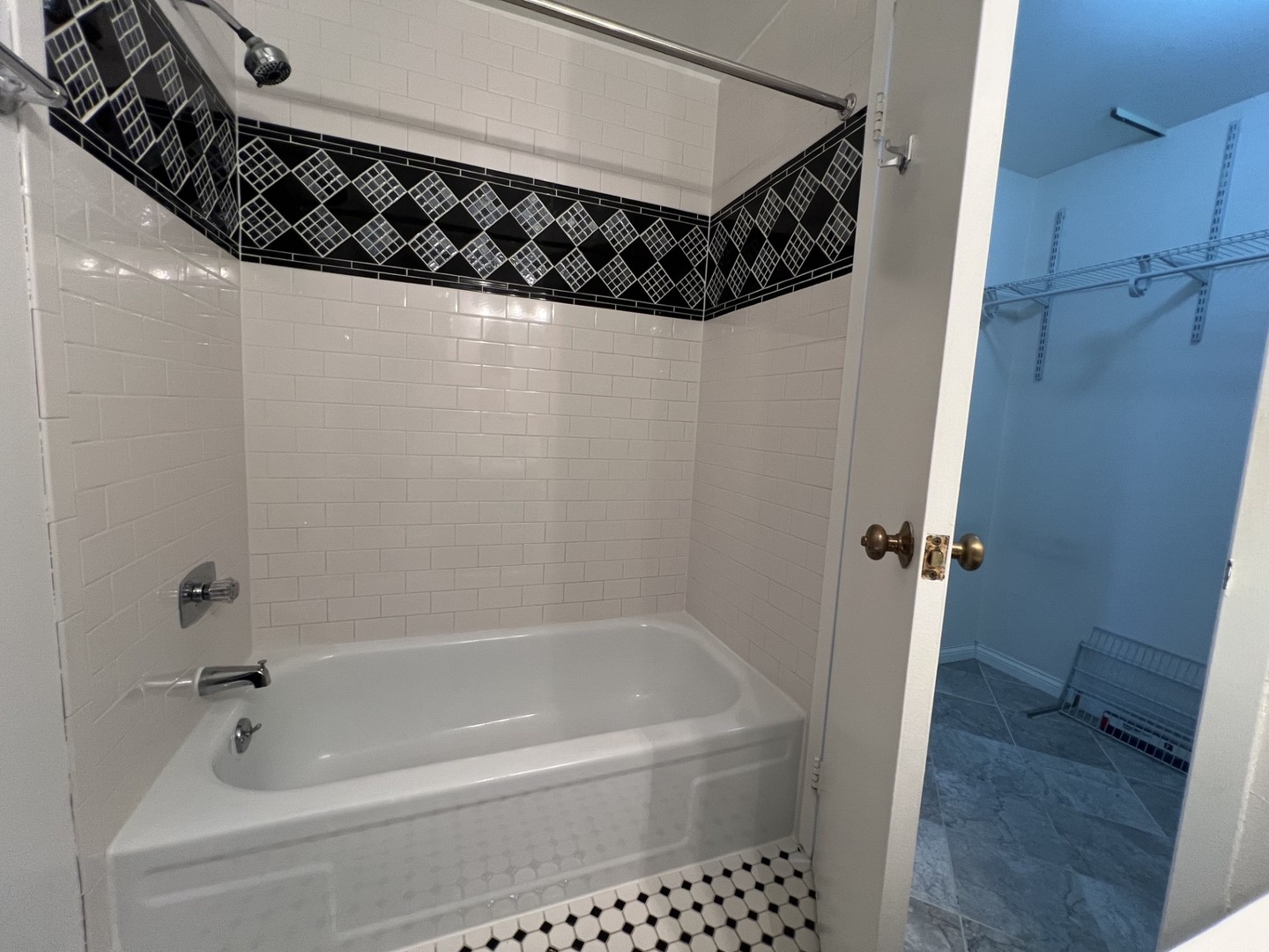 4343 N Clarendon Avenue 2010 Property Photo 15
