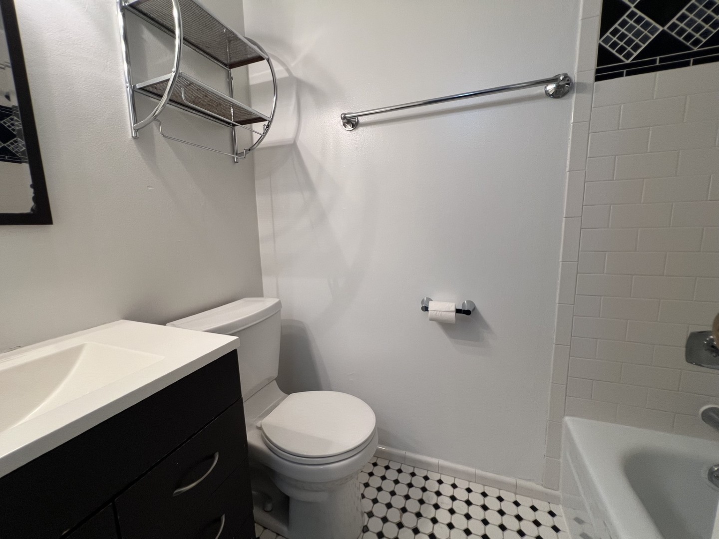 4343 N Clarendon Avenue 2010 Property Photo 16