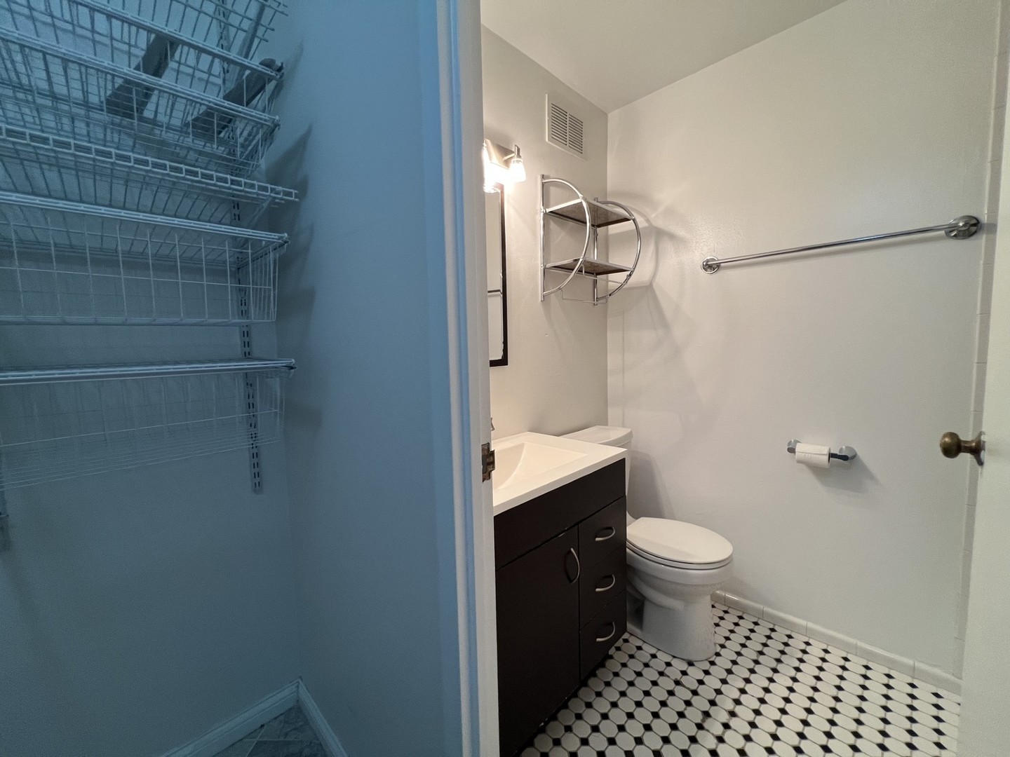 4343 N Clarendon Avenue 2010 Property Photo 17