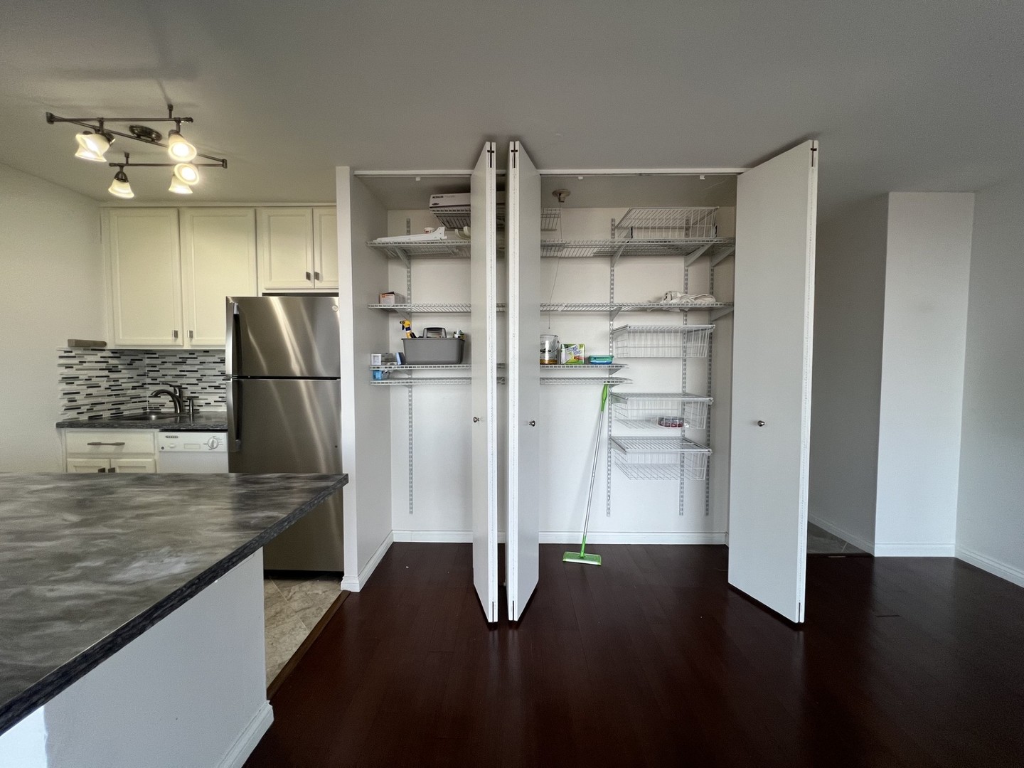 4343 N Clarendon Avenue 2010 Property Photo 23