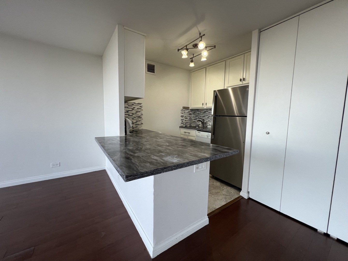 4343 N Clarendon Avenue 2010 Property Photo 26