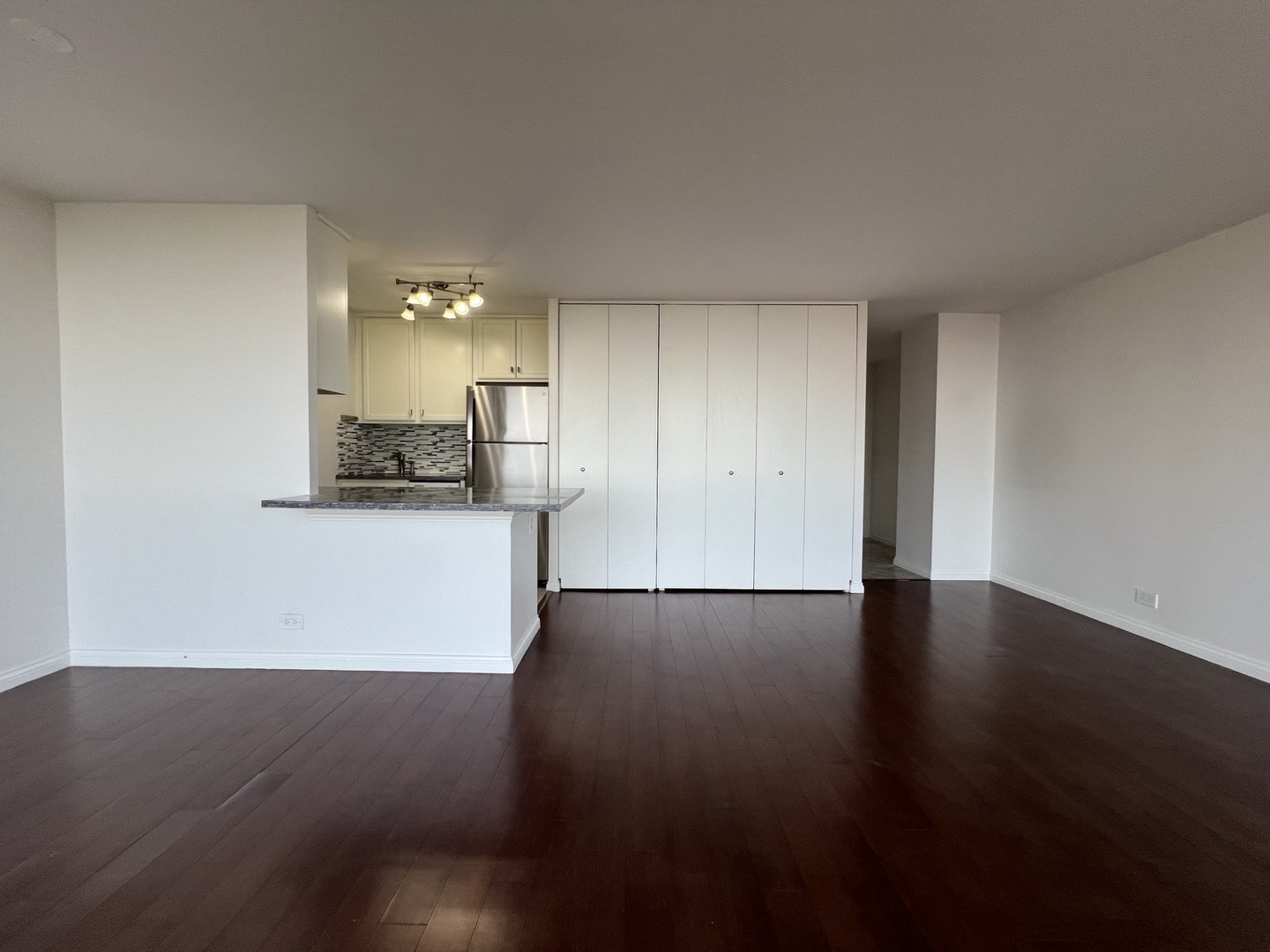 4343 N Clarendon Avenue 2010 Property Photo 28