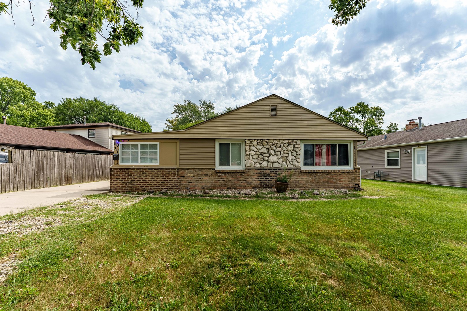 5037 Elm Circle Drive Property Photo 1