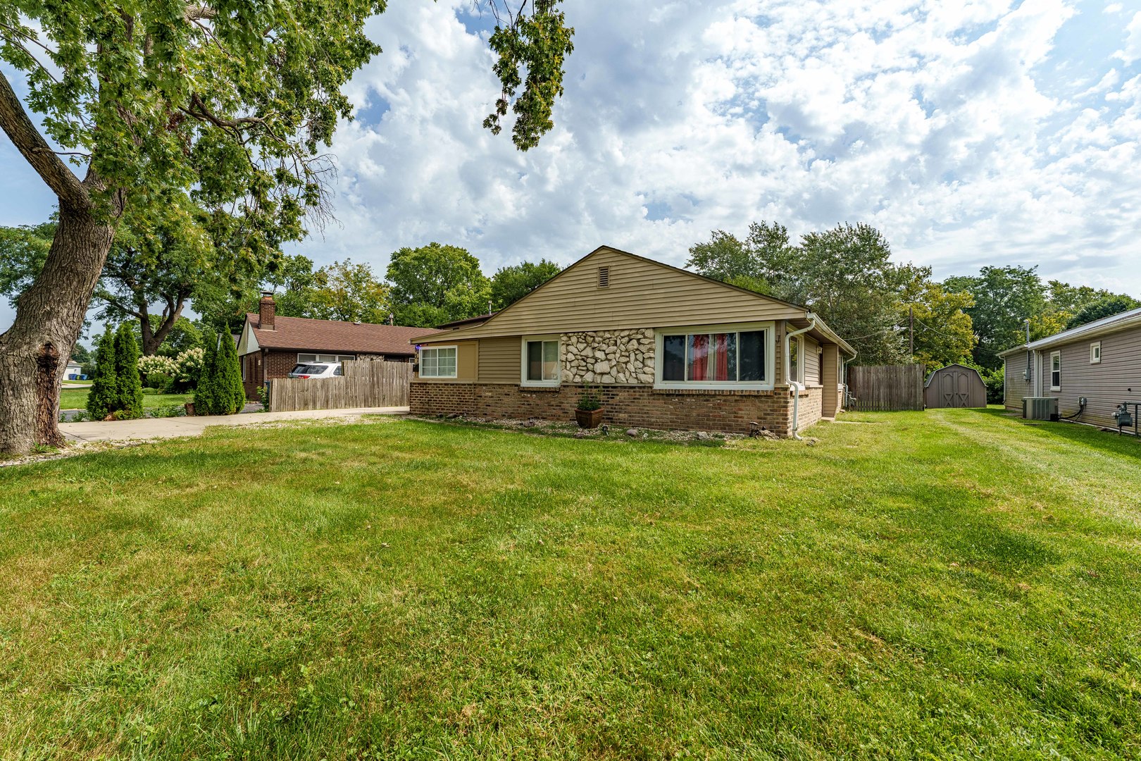 5037 Elm Circle Drive Property Photo 2