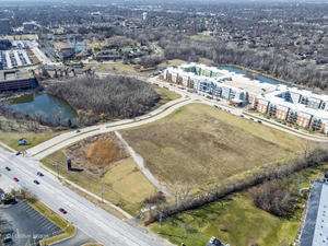 1s625 Oakbrook Lake Property Photo 5