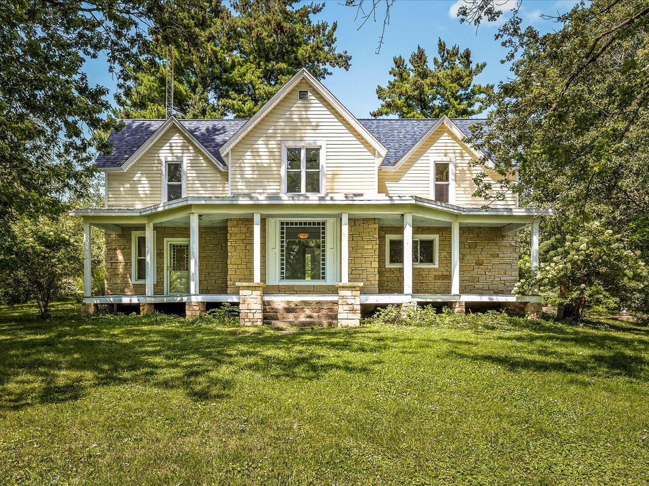 1112 W Saint James Road Property Photo 1
