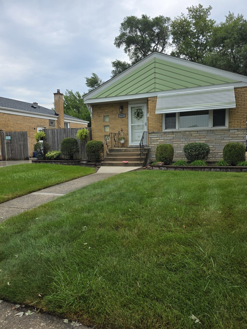 7917 S Tripp Avenue Property Photo 1
