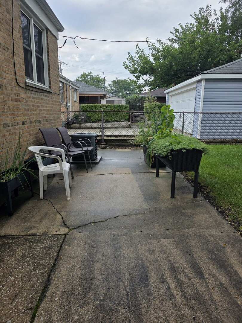 7917 S Tripp Avenue Property Photo 9