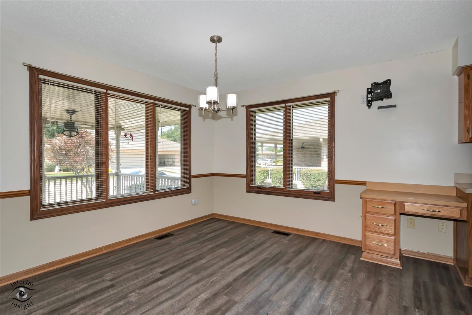 826 Deerpath Lane Property Photo 4