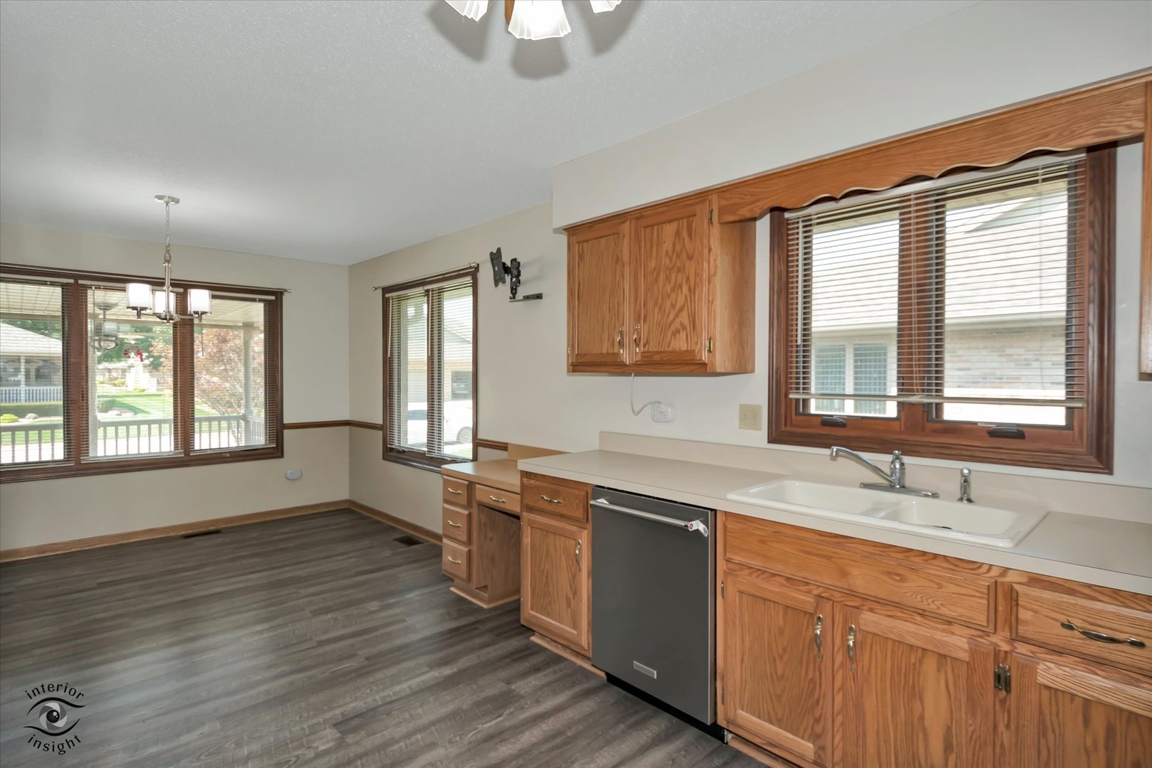 826 Deerpath Lane Property Photo 7