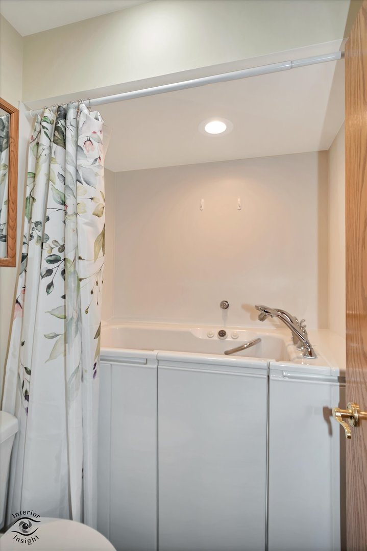 826 Deerpath Lane Property Photo 16