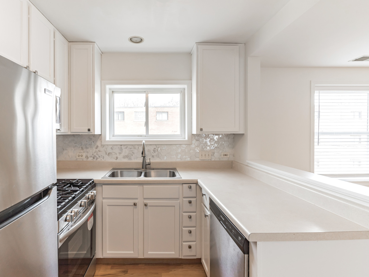 2914 W Berwyn Street 2 Property Photo 4