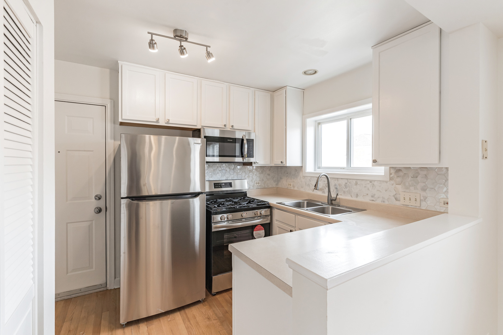2914 W Berwyn Street 2 Property Photo 5