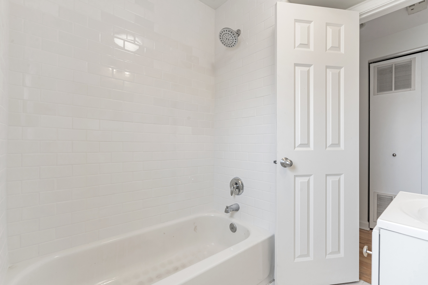 2914 W Berwyn Street 2 Property Photo 8