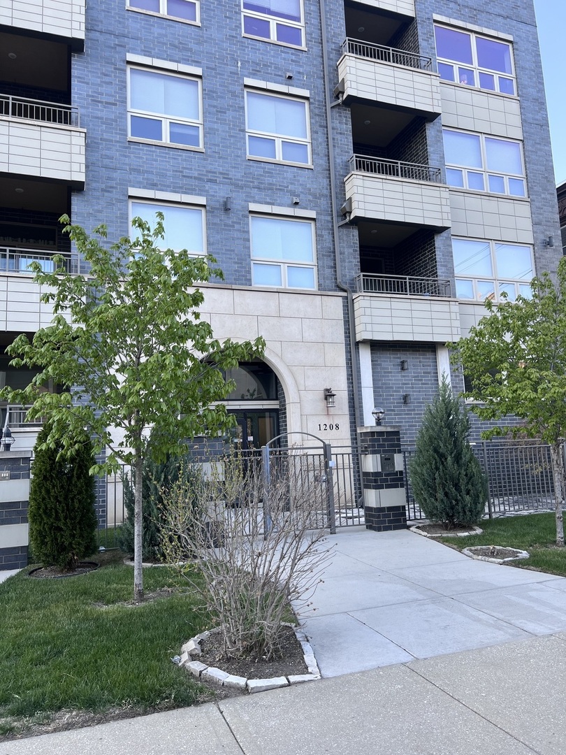 1208 E 64th Street 2A Property Photo 1