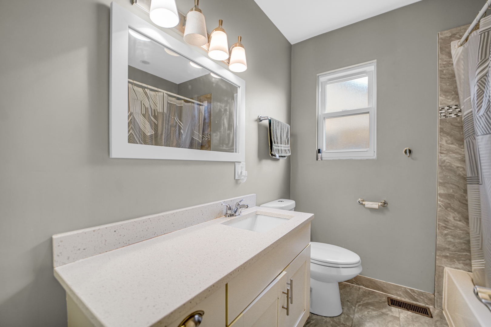 12151 Greenwood Avenue Property Photo 7