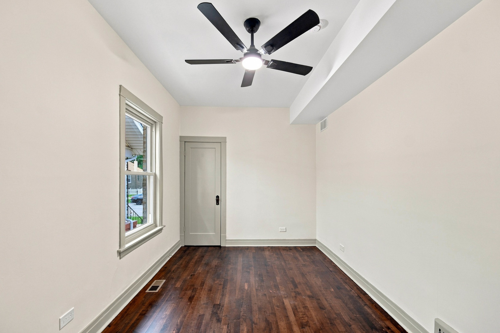 5941 W Waveland Avenue Property Photo 7