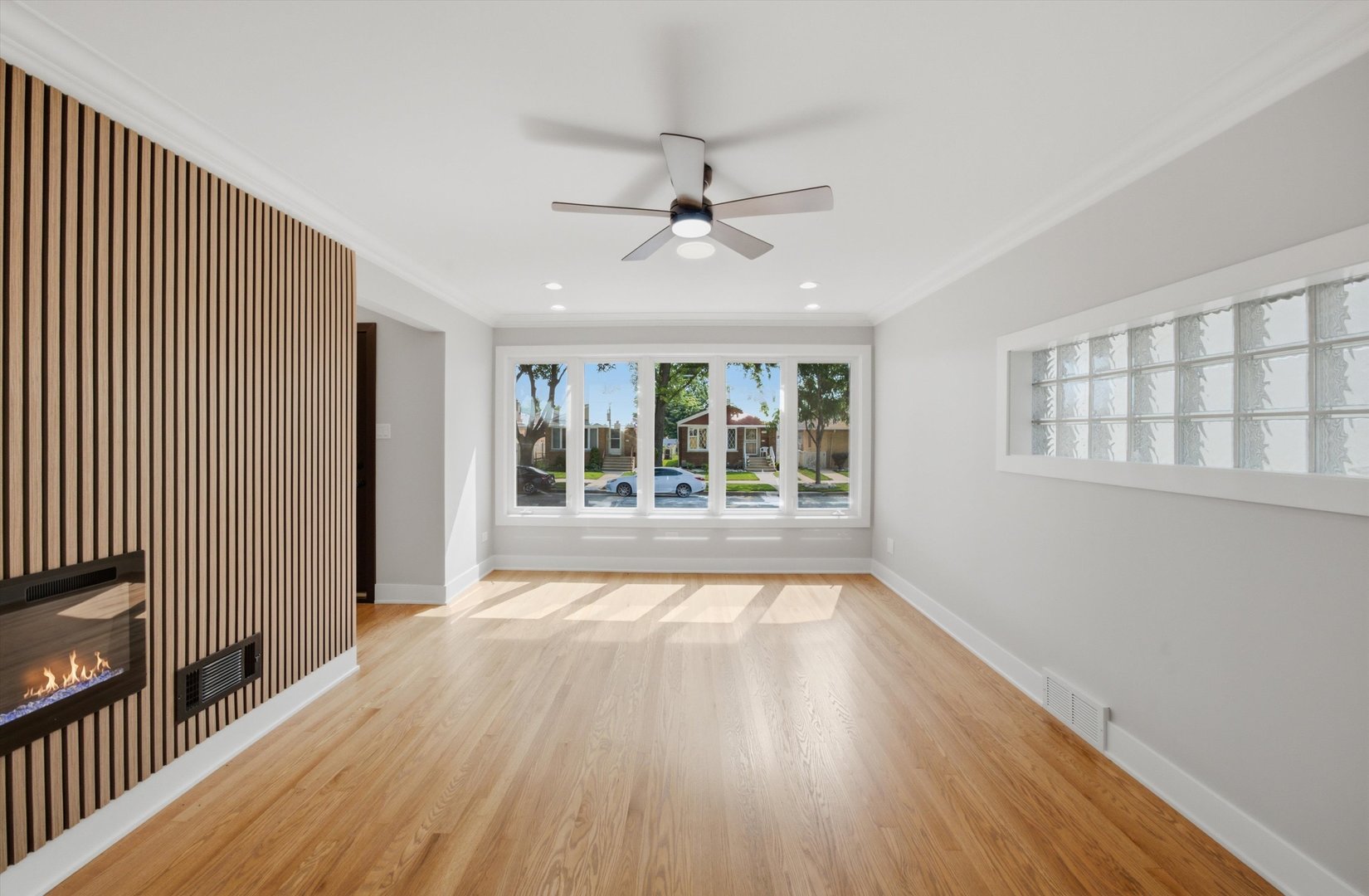 5750 S Oak Park Avenue Property Photo 3