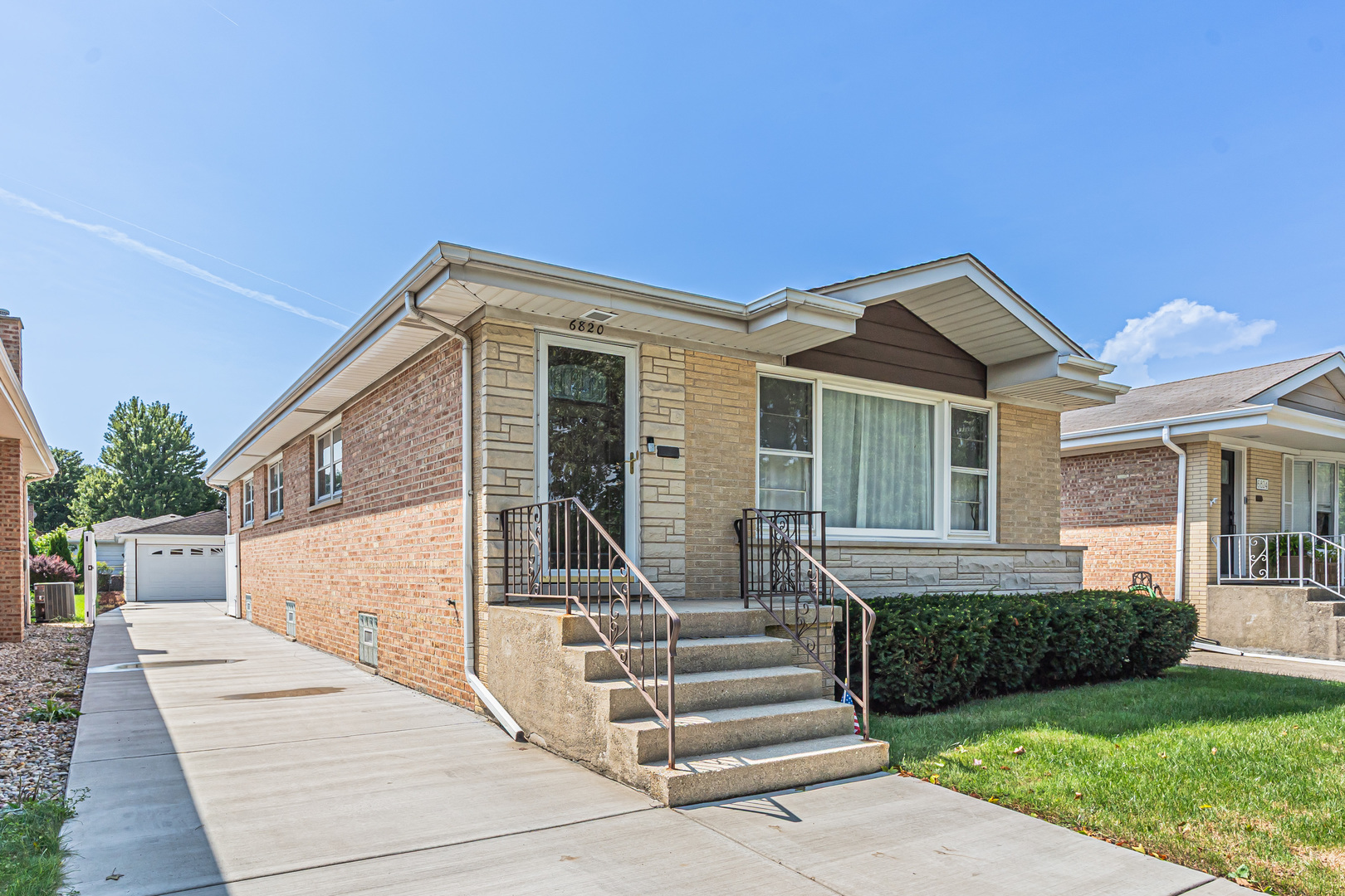 6820 N Sauganash Avenue Property Photo 2