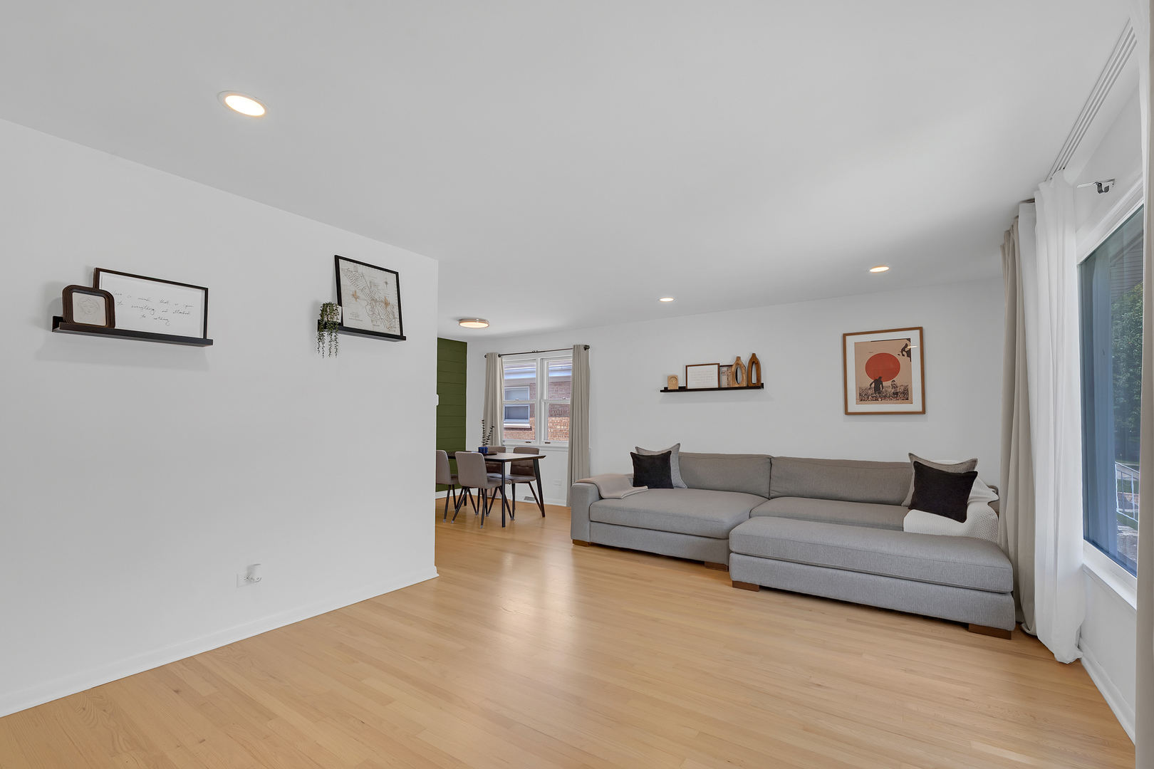 6820 N Sauganash Avenue Property Photo 4