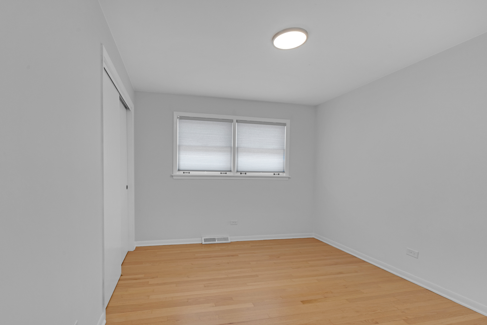 6820 N Sauganash Avenue Property Photo 12