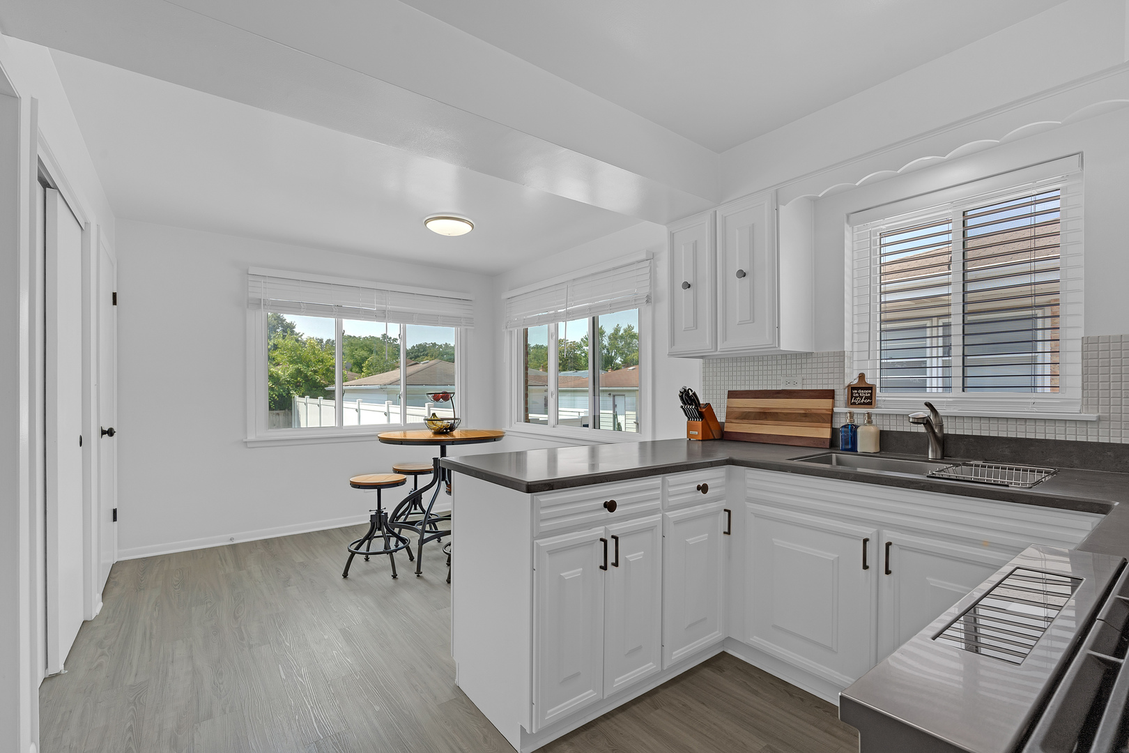 6820 N Sauganash Avenue Property Photo 16