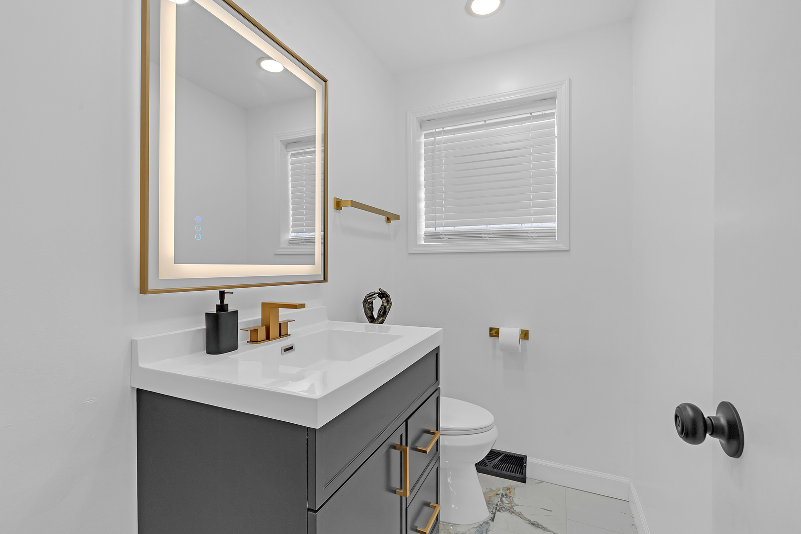 6820 N Sauganash Avenue Property Photo 23