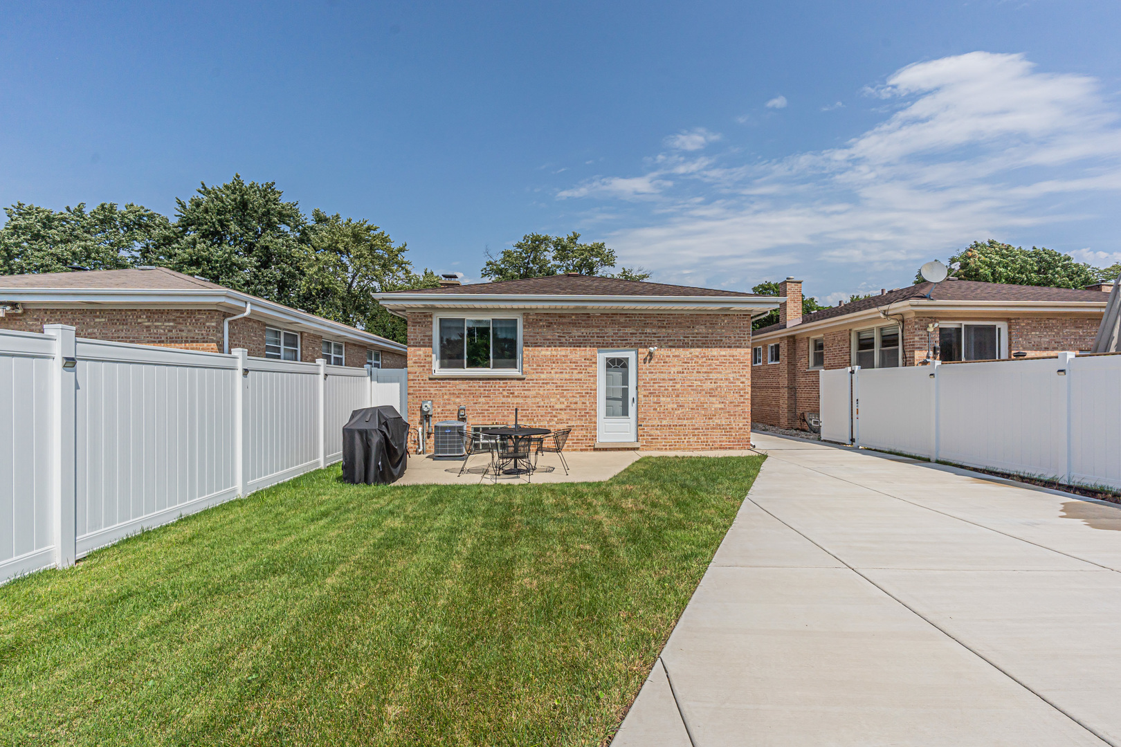 6820 N Sauganash Avenue Property Photo 32