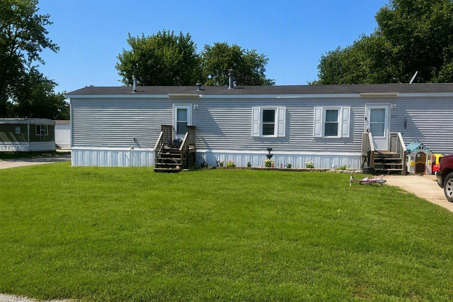 127 Pickwick Bend Property Photo 1