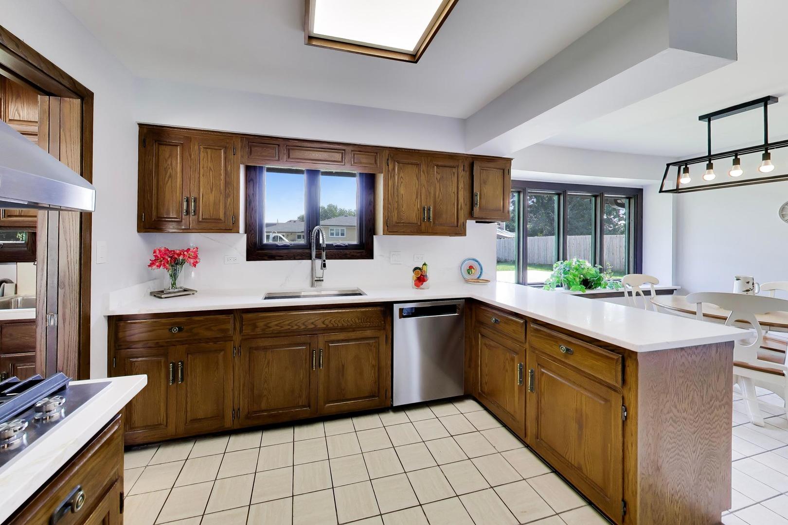 6723 Kingswood Road Property Photo 9