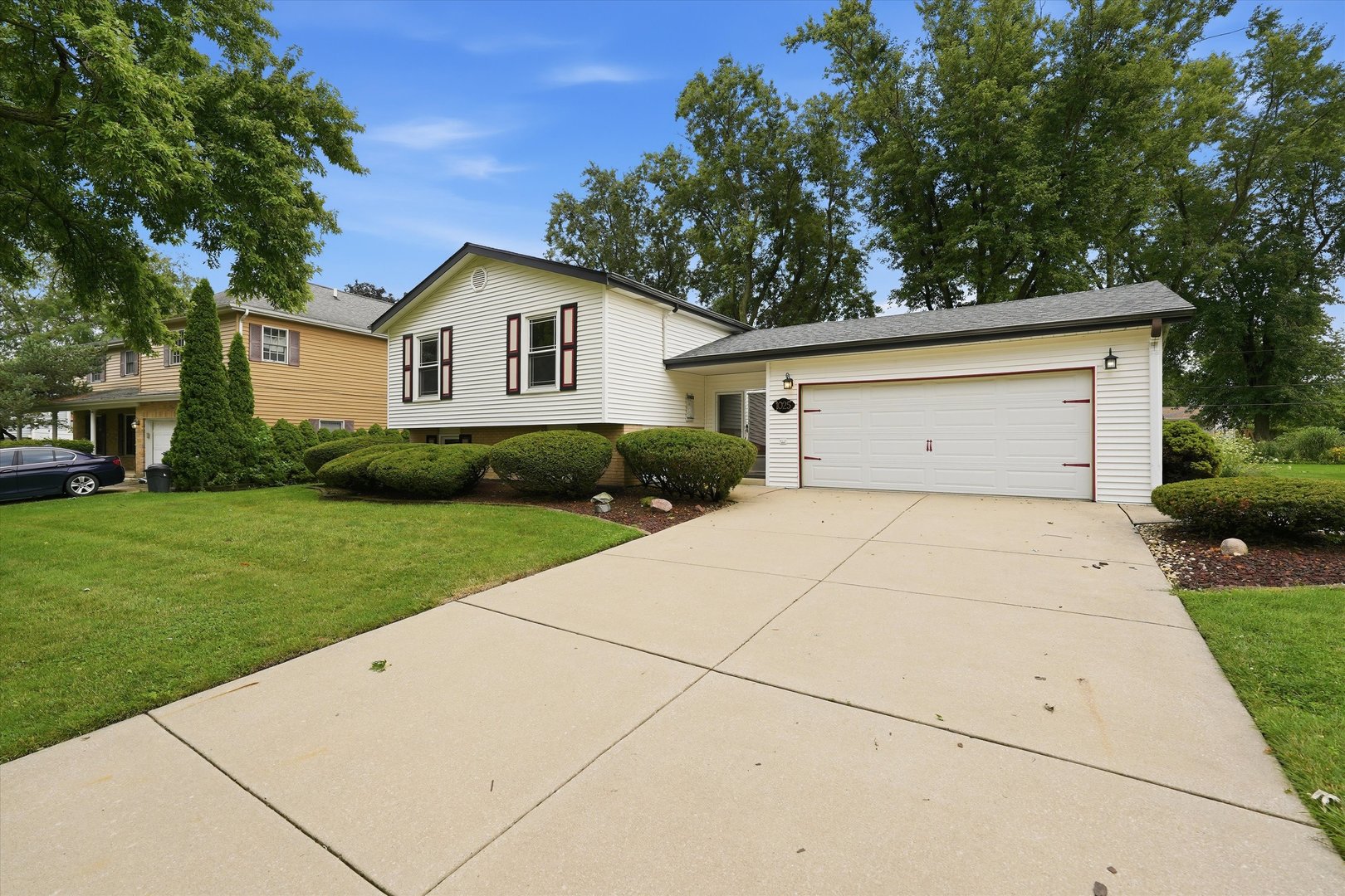 1025 Belair Drive Property Photo 2