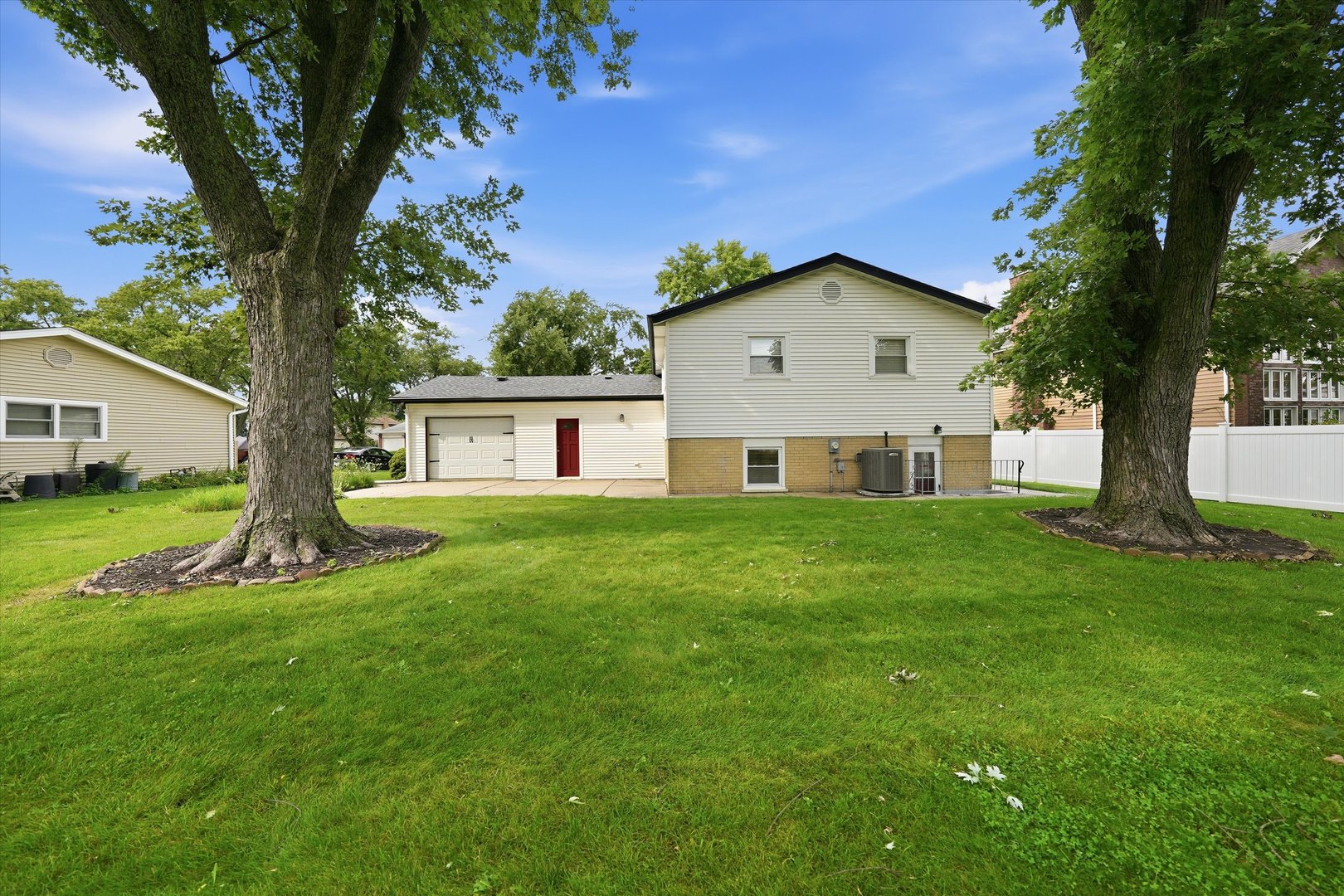 1025 Belair Drive Property Photo 3