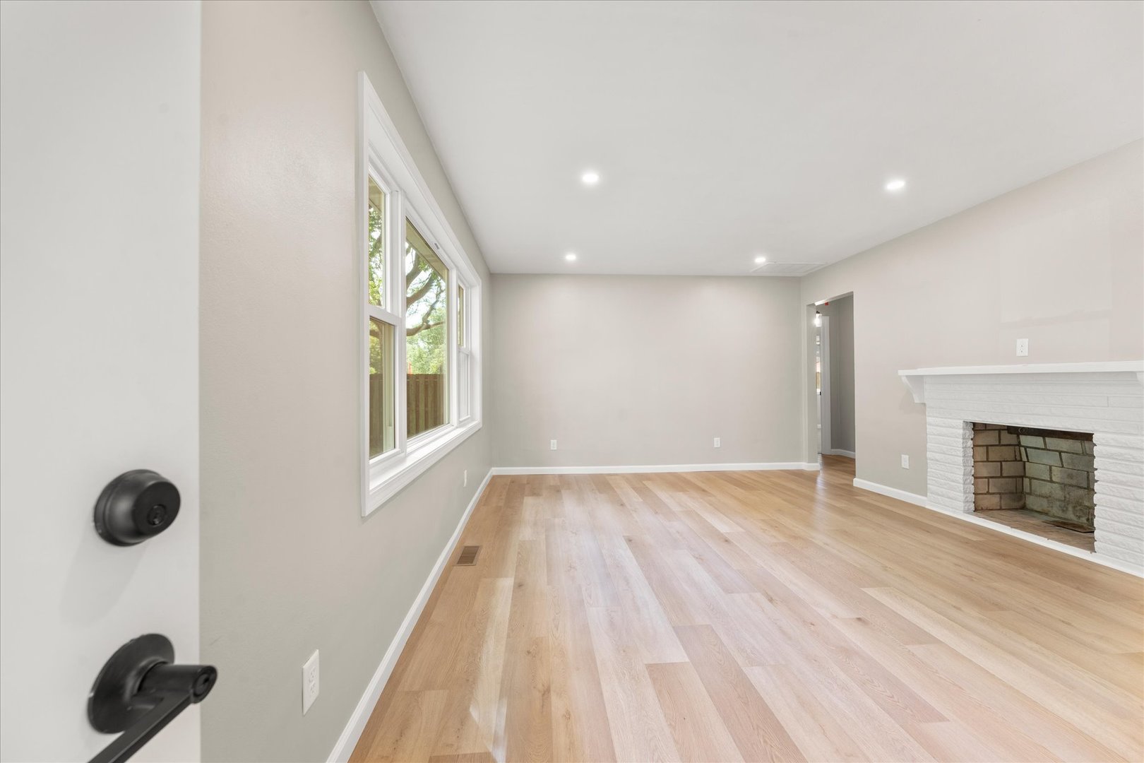 1307 S Western Avenue Property Photo 4