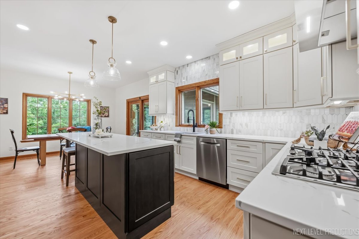 3663 Wolf Road Property Photo 10