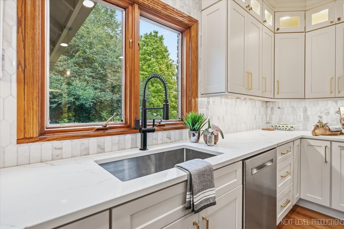 3663 Wolf Road Property Photo 21