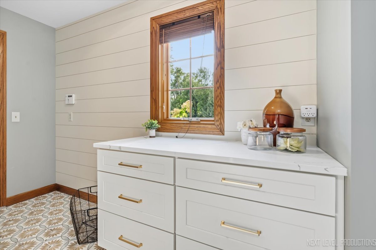 3663 Wolf Road Property Photo 27
