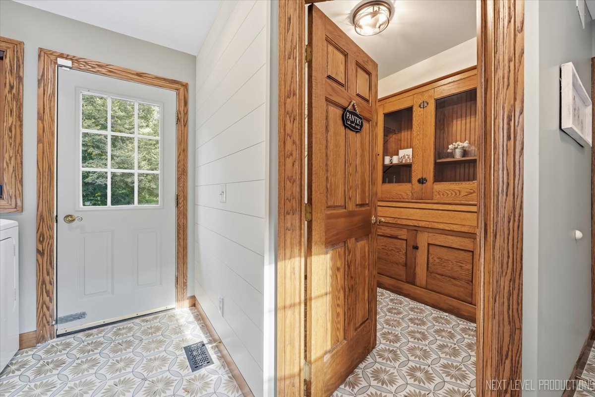 3663 Wolf Road Property Photo 28