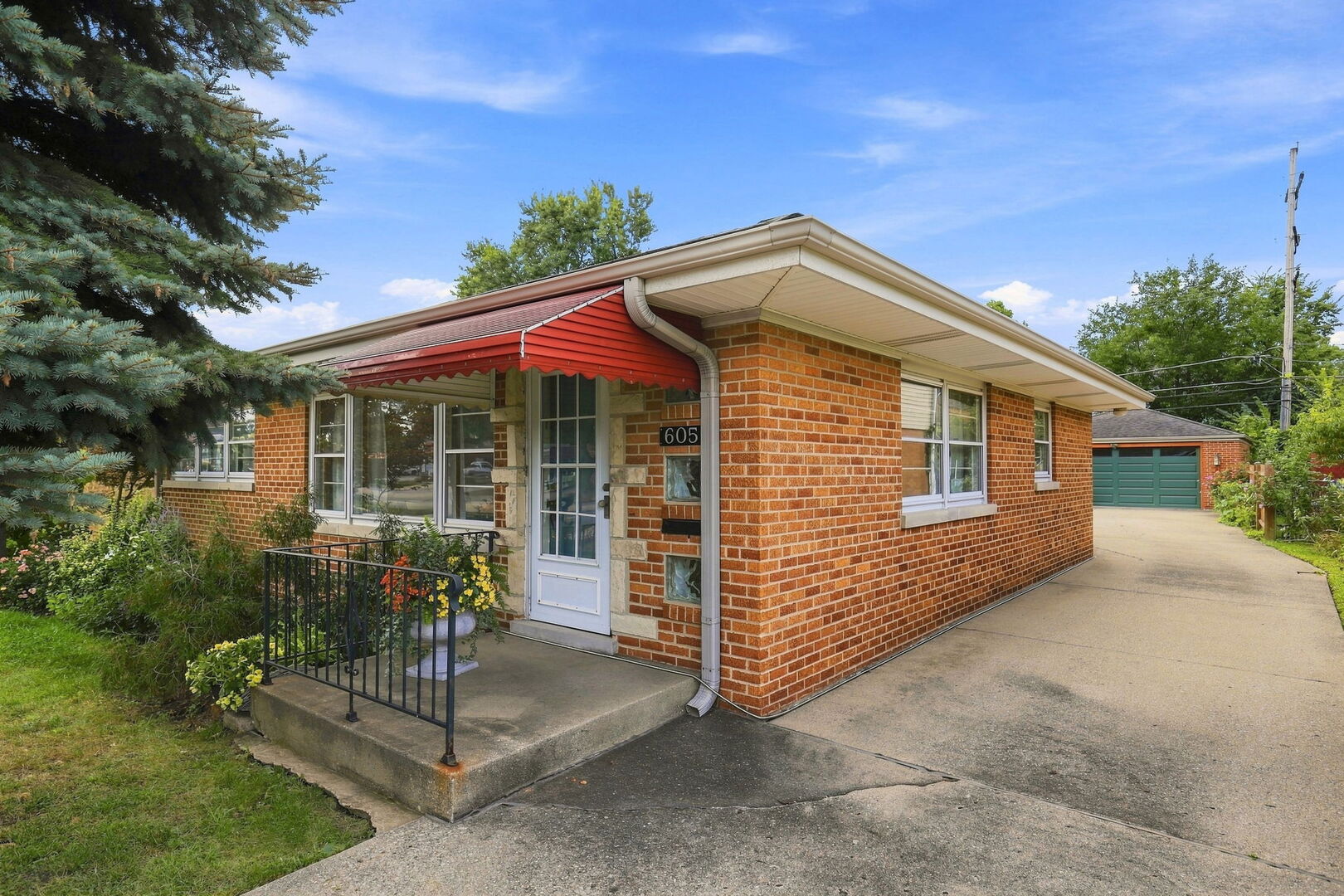 605 Oakton Street Property Photo 1