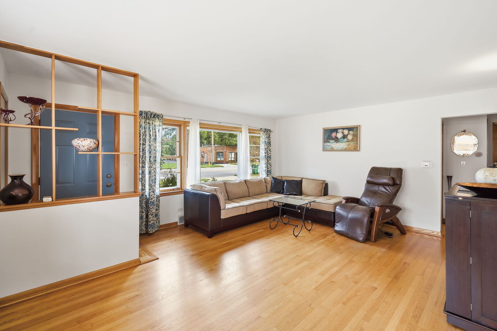605 Oakton Street Property Photo 4