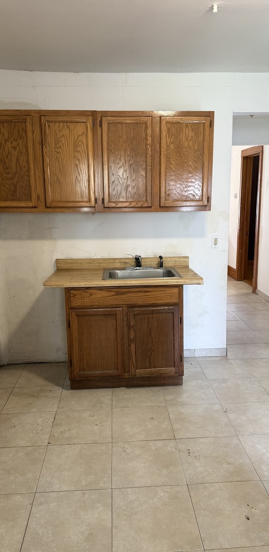 4935 S Wood Street Property Photo 6