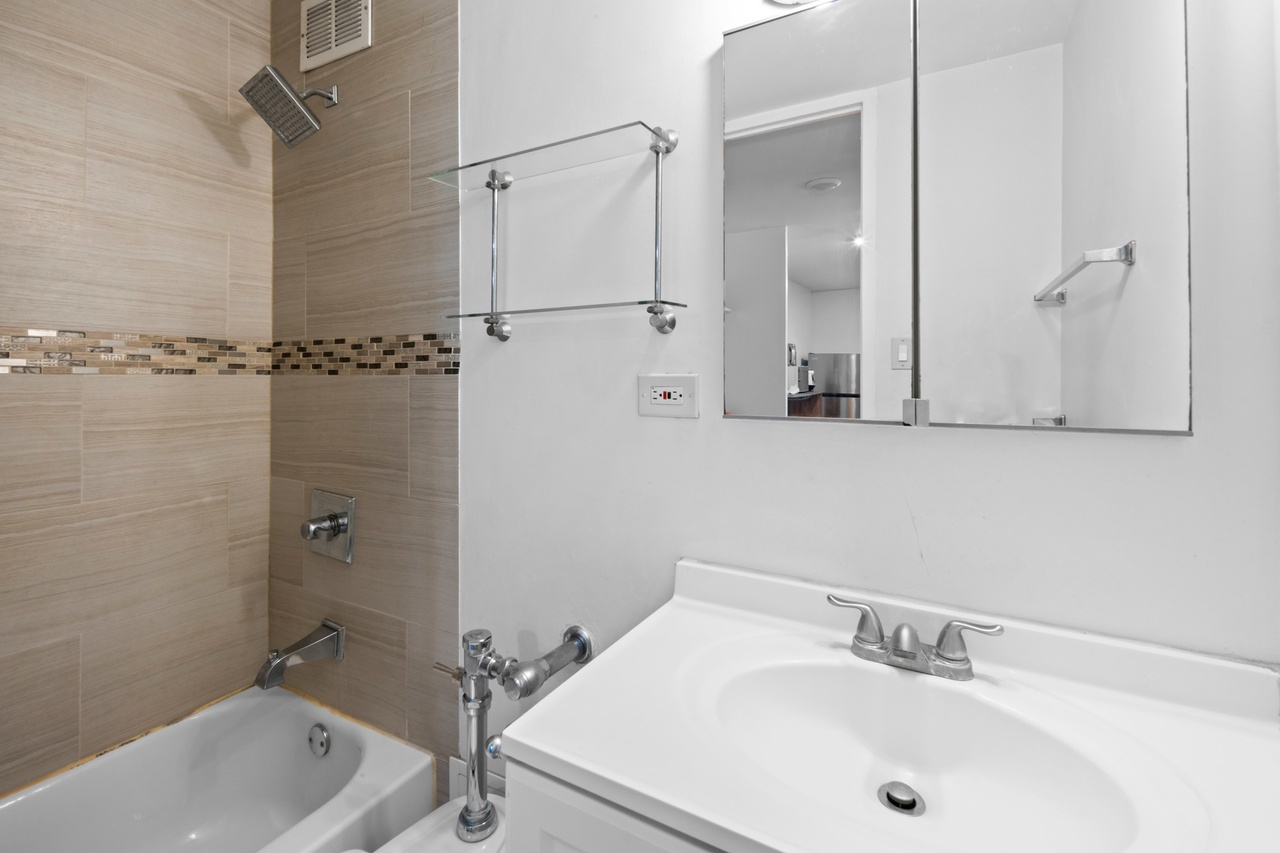 1451 E 55th Street 225n Property Photo 6