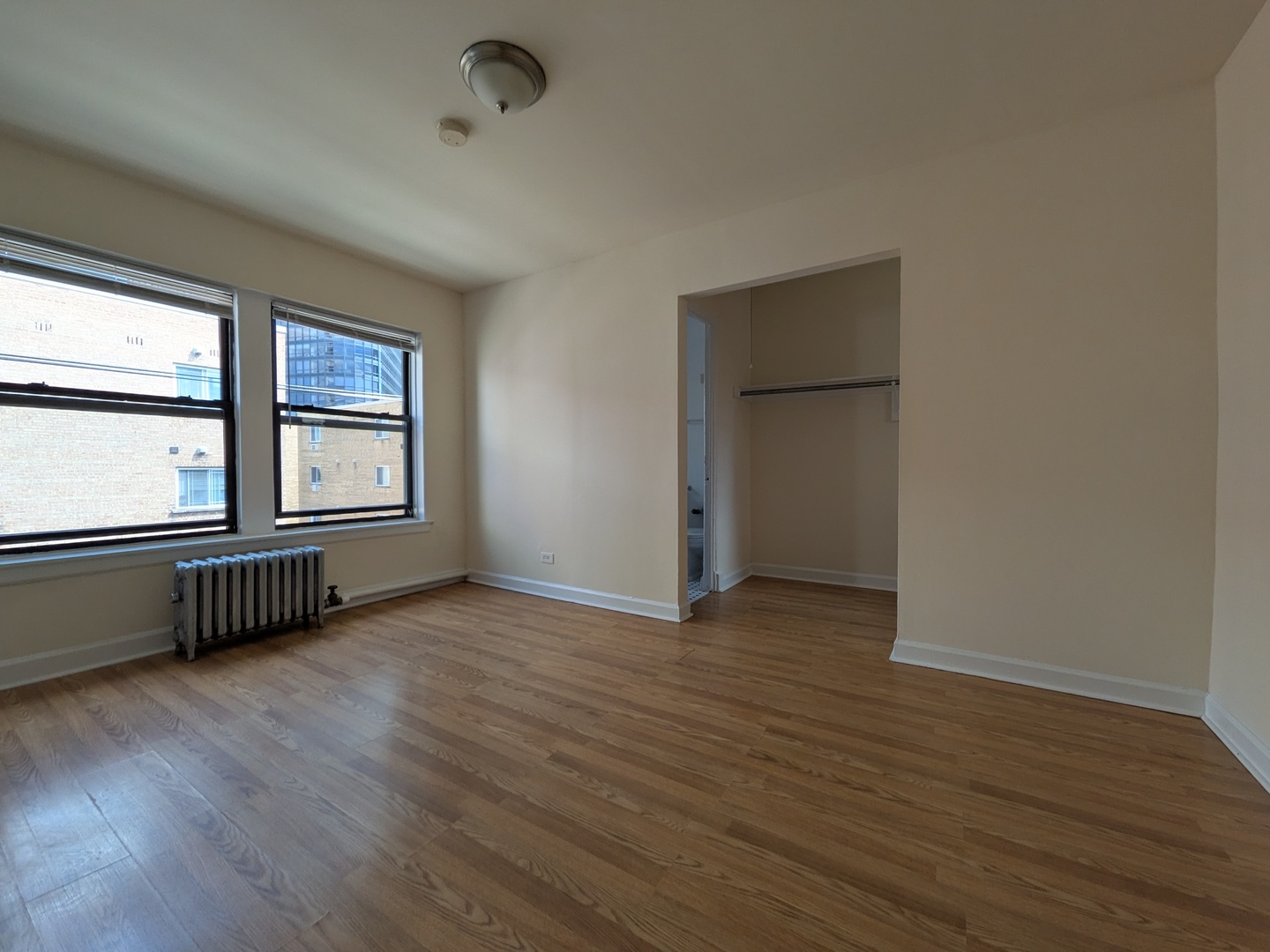 5417 N Kenmore Avenue 411 Property Photo 3
