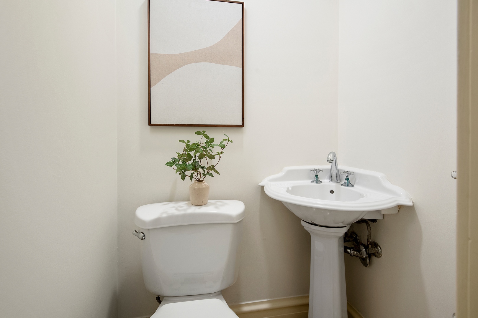 2233 N Burling Street Property Photo 14