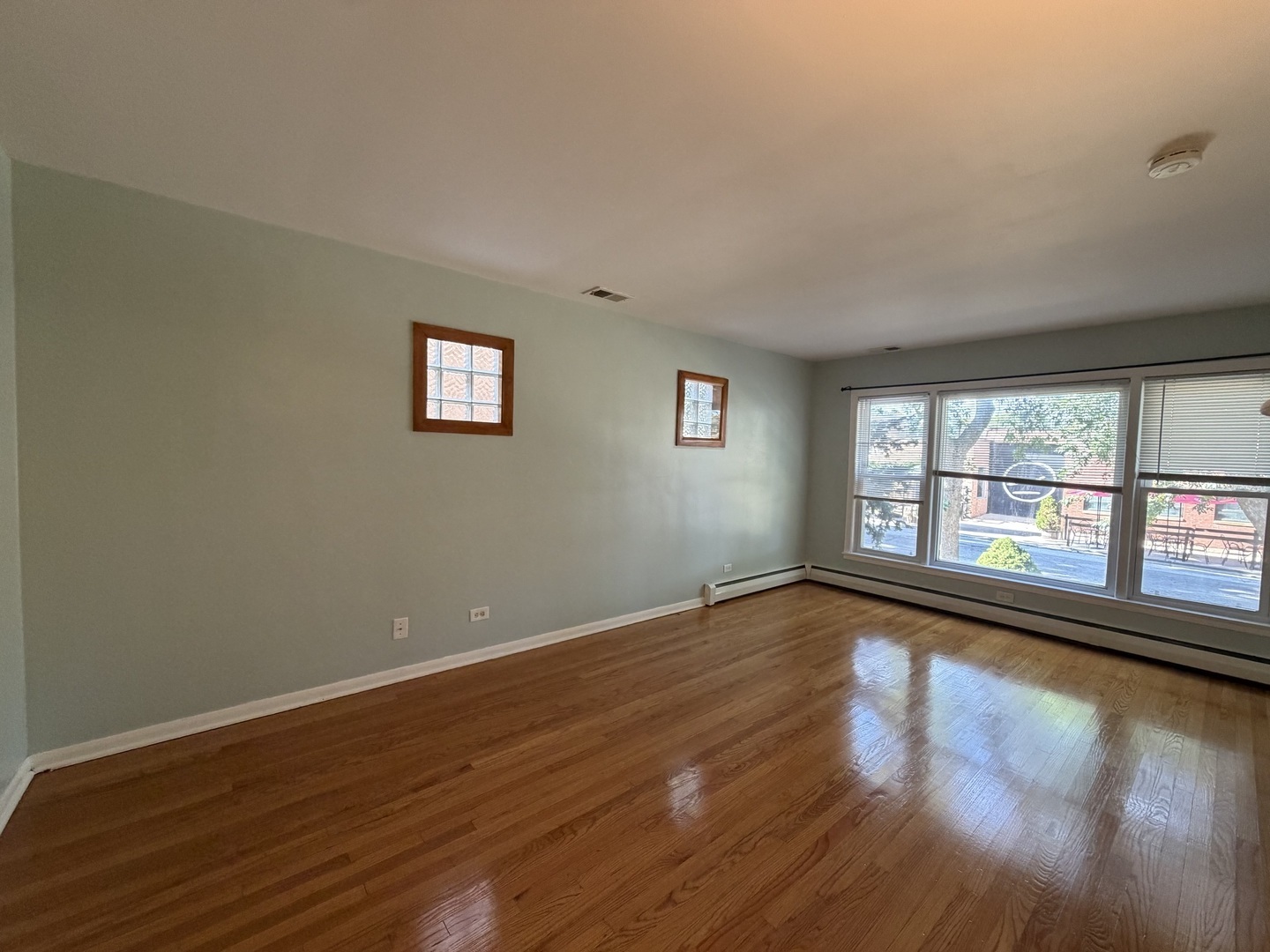 2023 W Balmoral Avenue 1 Property Photo 2