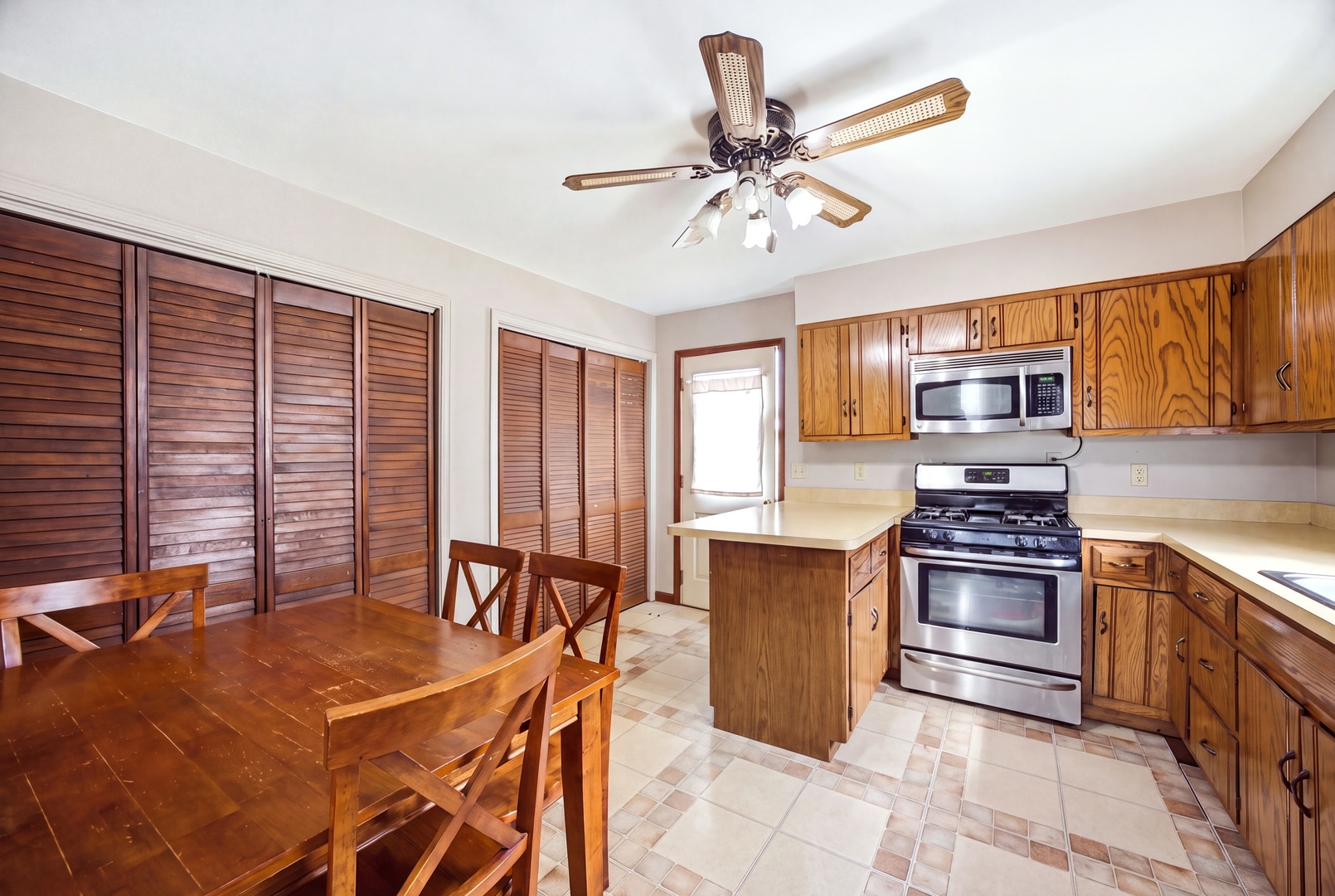 105 N Western Avenue Property Photo 6