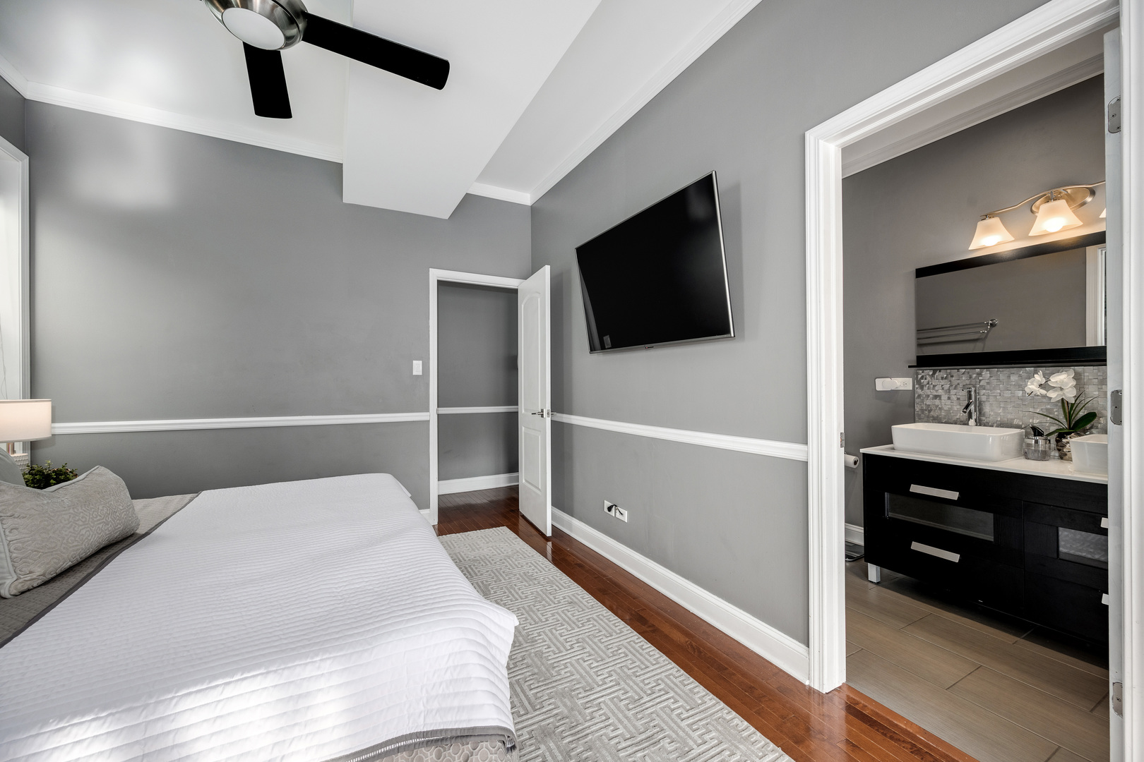 3726 N Albany Avenue Property Photo 11