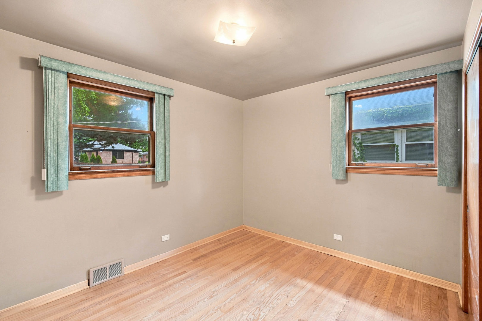 7707 N Nora Avenue Property Photo 8