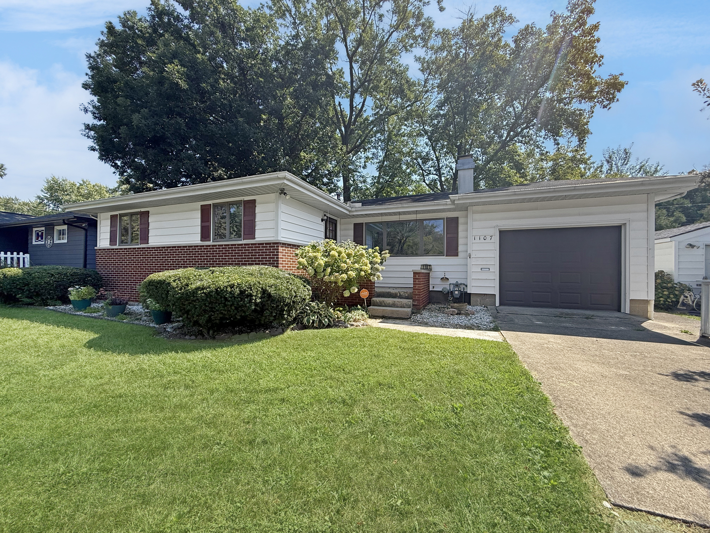 1107 E Fairlawn Drive Property Photo 2