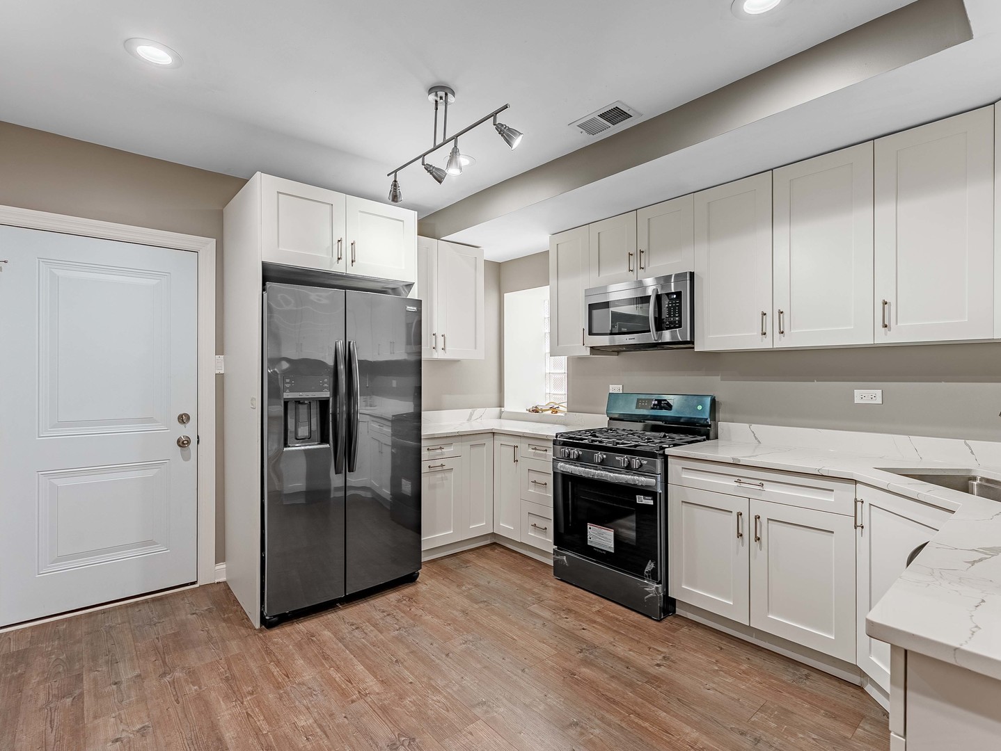 555 N Lawler Avenue G Property Photo 10