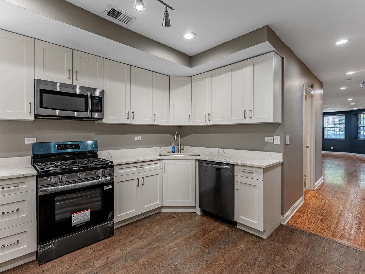 555 N Lawler Avenue G Property Photo 11